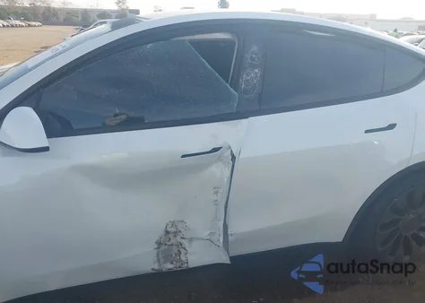 2024 Tesla Model Y Performance Dual Motor All-Wheel Drive z USA, uszkodzony, nr VIN 7SAYGDEF2RF150535